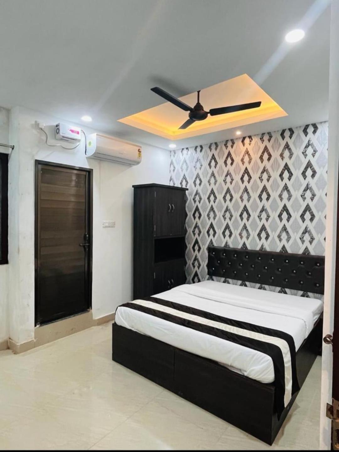 Hotel Shiv Mangalam Near Kashi Vishwanath Tample Varanasi Esterno foto