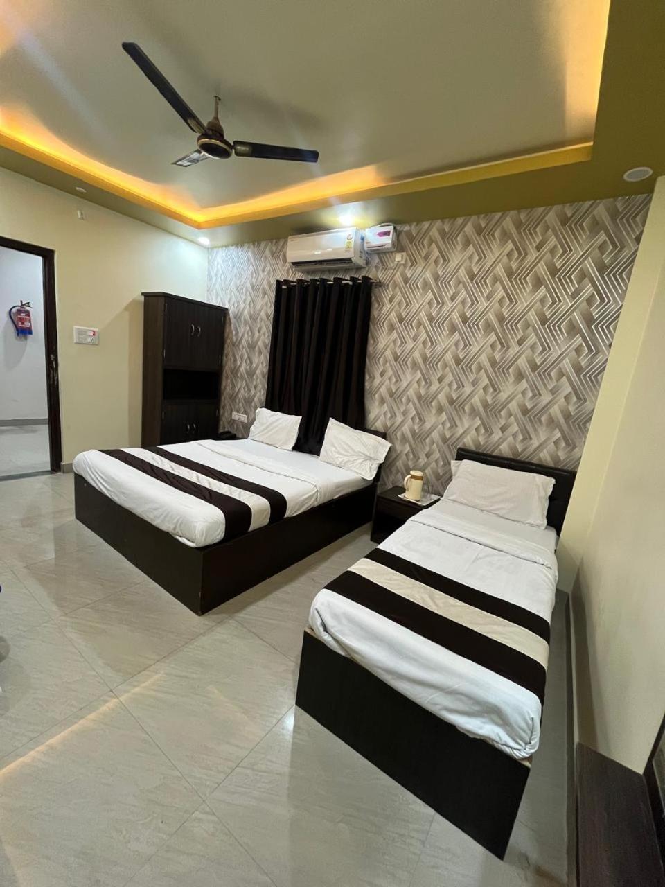 Hotel Shiv Mangalam Near Kashi Vishwanath Tample Varanasi Esterno foto
